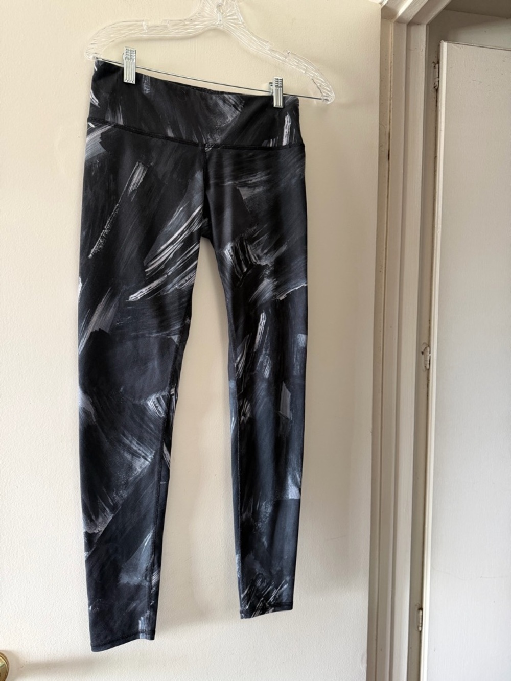 ALO Yoga Black and Grey Patterned Leggings 28”
Leggings - Picture 2 of 8